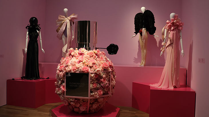 Flowerbomb: VIKTOR&ROLF - FASHION STATEMENTS Ausstellung in der Kunsthalle München 23.03.–06.10.2024 (ªFoto:Martin Schmitz)